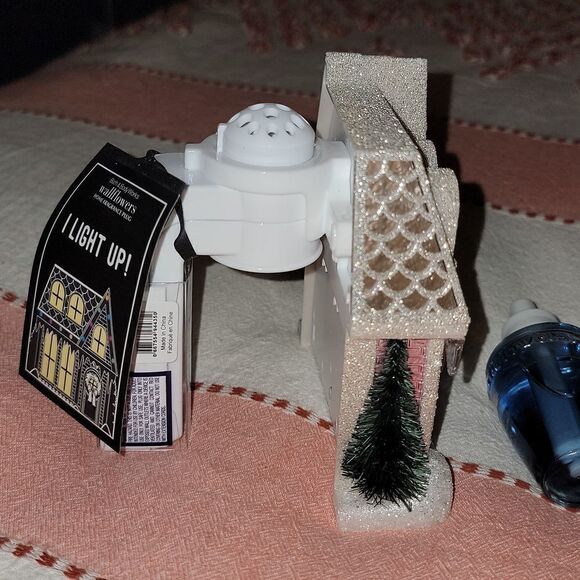 New Light Up Bath and Body Works Holiday Cottage Wallflower Plug In & Bulb - Picture 4 of 8